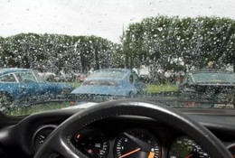 大雨天,如何让爱车避免被淹